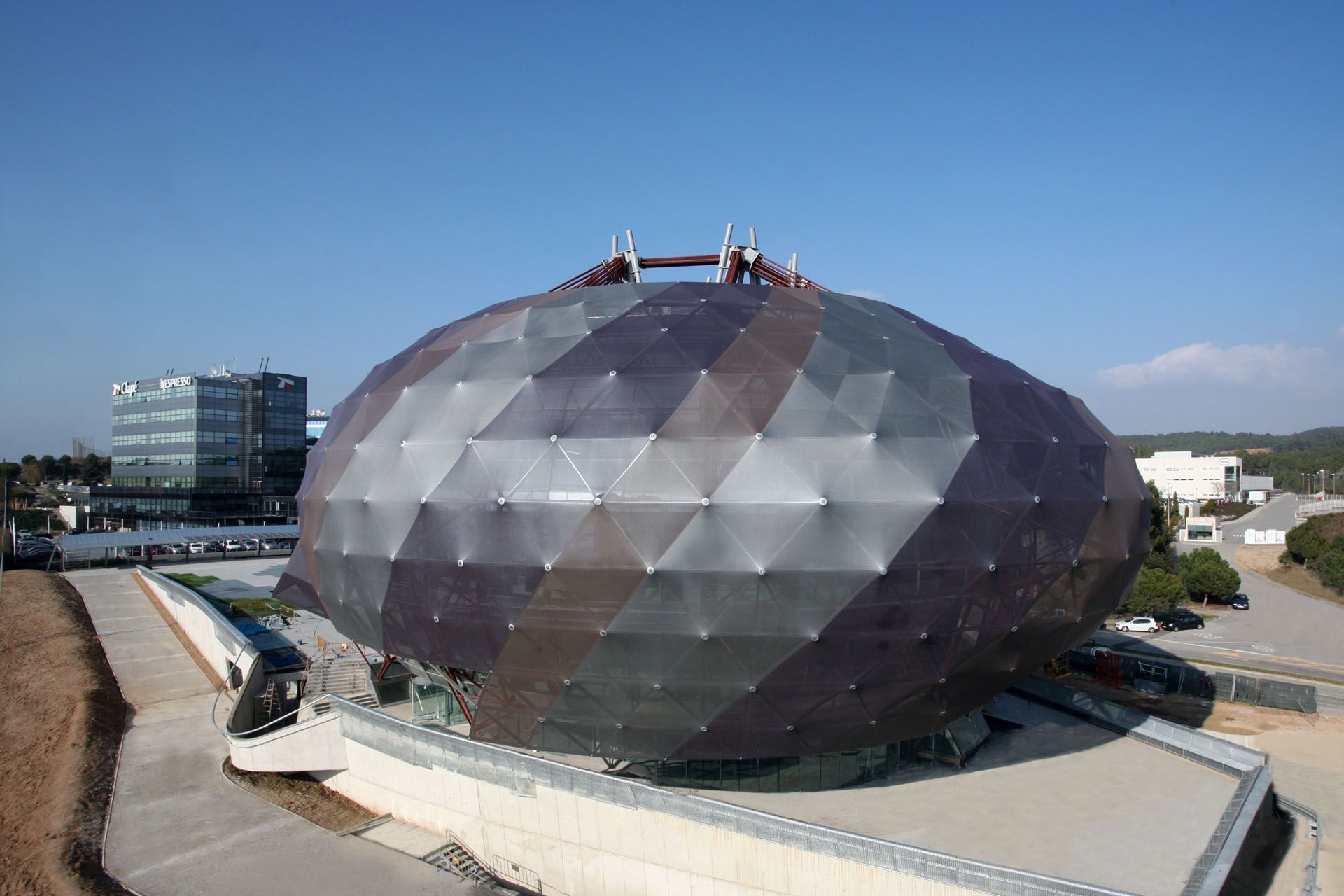 Fachada textil en forma de óvalo del edificio de la sede Iguzzini